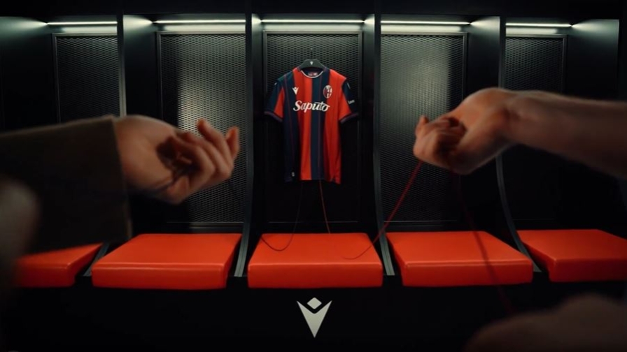 Bologna, la nuova maglia con la coccarda della Coppa Italia