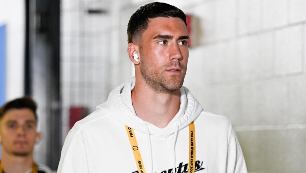 Juve-Vlahovic, è braccio di ferro: Dusan pronto anche a stare un anno fuori rosa. Comolli prova a mediare 1 Juve-Vlahovic, è braccio di ferro: Dusan pronto anche a stare un anno fuori rosa. Comolli prova a mediare