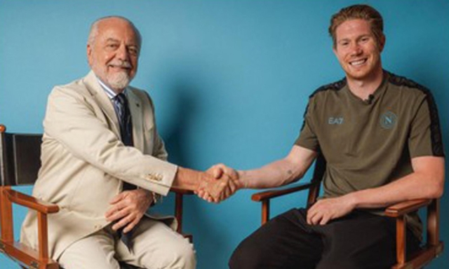 De Bruyne scopre Napoli: l'abbraccio dei fan e un blitz a Capri. Oggi l'incontro con Conte 14 De Bruyne scopre Napoli: l'abbraccio dei fan e un blitz a Capri. Oggi l'incontro con Conte