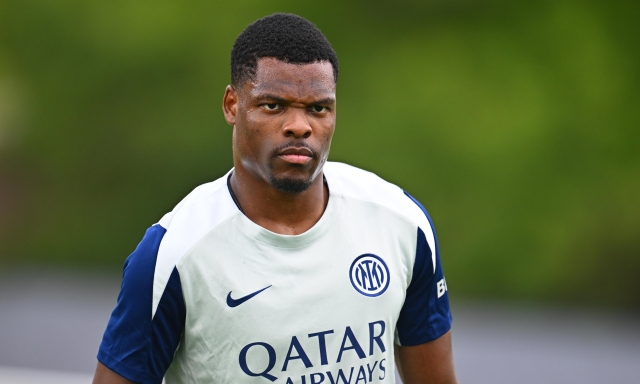 Dumfries, la clausola spaventa l'Inter: fino al 15 si prende con poco, City e Barça ci pensano 1 Dumfries, la clausola spaventa l'Inter: fino al 15 si prende con poco, City e Barça ci pensano