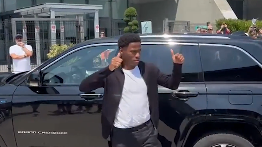 Sorrisi, saluti e autografi: David è arrivato al Jmedical 1 Sorrisi, saluti e autografi: David è arrivato al Jmedical