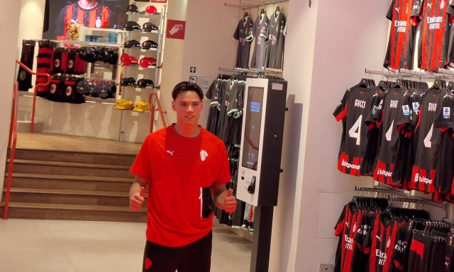 Milan, Ricci incontra i tifosi allo store: "Portaci lo scudetto" 1 Milan, Ricci incontra i tifosi allo store: "Portaci lo scudetto"