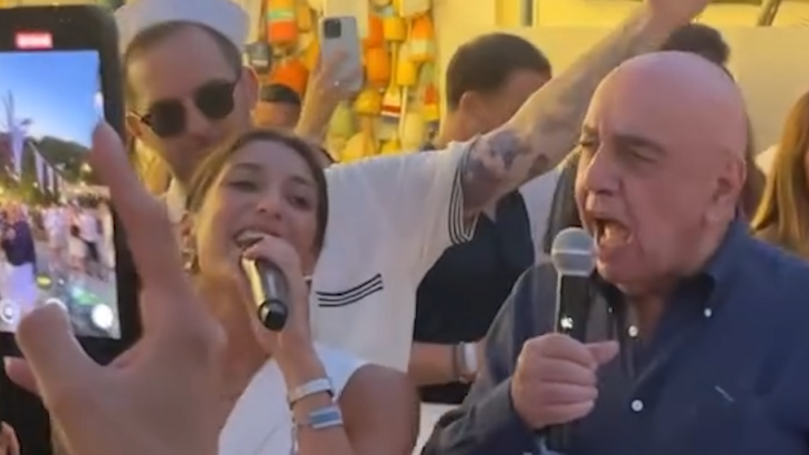 Galliani show a Forte dei Marmi: canta "Sapore di sale"