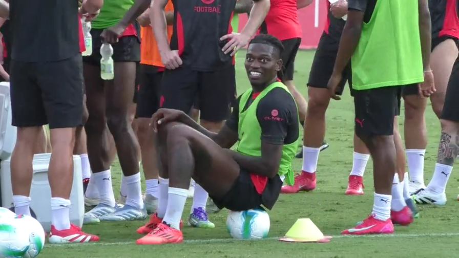 Leao sorride ad Allegri e a Milanello si rivede... 1 Leao sorride ad Allegri e a Milanello si rivede...