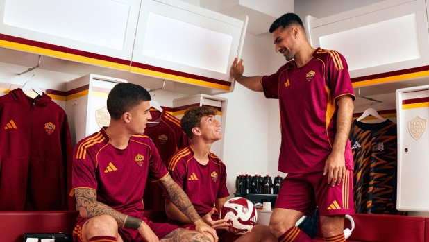 Roma, ecco la nuova maglia: torna il giallo e il rosso dei primi anni 90 1 Roma, ecco la nuova maglia: torna il giallo e il rosso dei primi anni 90