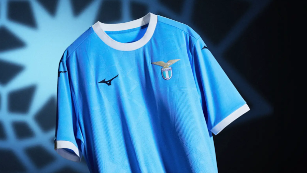 Lazio, presentata la nuova maglia: è ispirata a Piazza del Campidoglio 1 Lazio, presentata la nuova maglia: è ispirata a Piazza del Campidoglio
