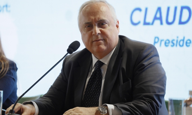 Lazio, Lotito al Gemelli dopo un malore. E lui scherza: "Sono le maledizioni che mi mandano" 1 Lazio, Lotito al Gemelli dopo un malore. E lui scherza: "Sono le maledizioni che mi mandano"
