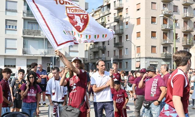 Torino, l'abbraccio dei tifosi al Filadelfia: applausi per Baroni e la squadra
