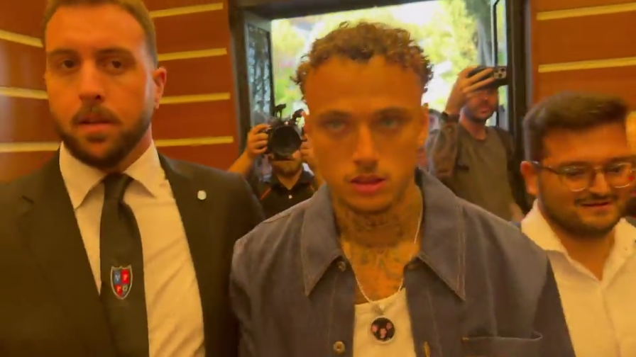 Look da rapper e sorrisi, Noa Lang è pronto per il Napoli: oggi le visite mediche 15 Look da rapper e sorrisi, Noa Lang è pronto per il Napoli: oggi le visite mediche