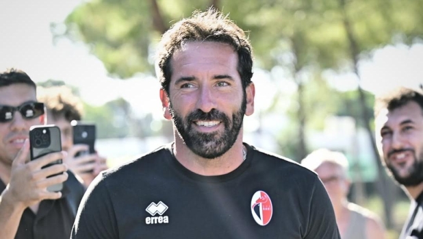 Il Bari riparte con entusiasmo: 500 tifosi presenti al raduno. Applausi per Caserta e Sibilli