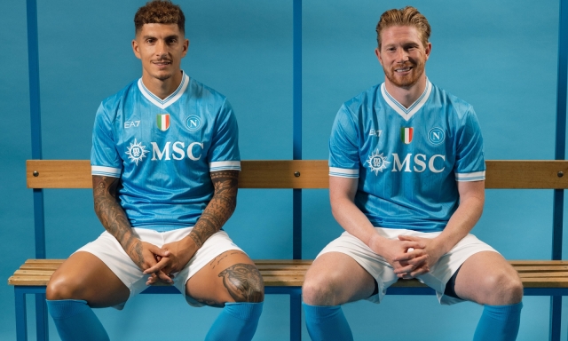 Tradizione artistica e teatrale: il Napoli e EA7 presentano le nuove maglie 2025/2026 15 Tradizione artistica e teatrale: il Napoli e EA7 presentano le nuove maglie 2025/2026