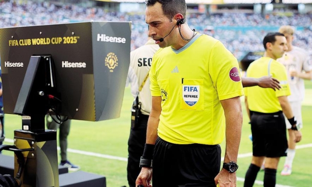 Arbitri, cosa cambia: i casi Var spiegati in tempo reale, e la battaglia alle perdite di tempo