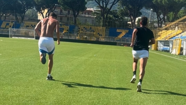 Allenamenti vista mare e palleggi nel campo donato alla città: Pio Esposito nella sua Castellammare