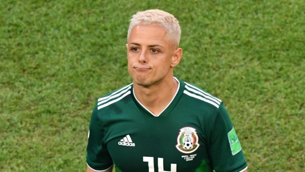 Follia Chicharito: "Donne, state fallendo. Dovete pulire e prendervi cura di noi uomini"