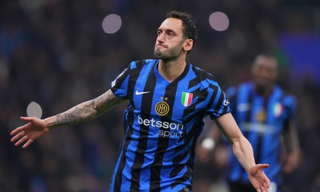 Milano o Istanbul? Calhanoglu, il giorno della verità. L'Inter aspetta l'offerta del Fenerbahçe 16 Milano o Istanbul? Calhanoglu, il giorno della verità. L'Inter aspetta l'offerta del Fenerbahçe