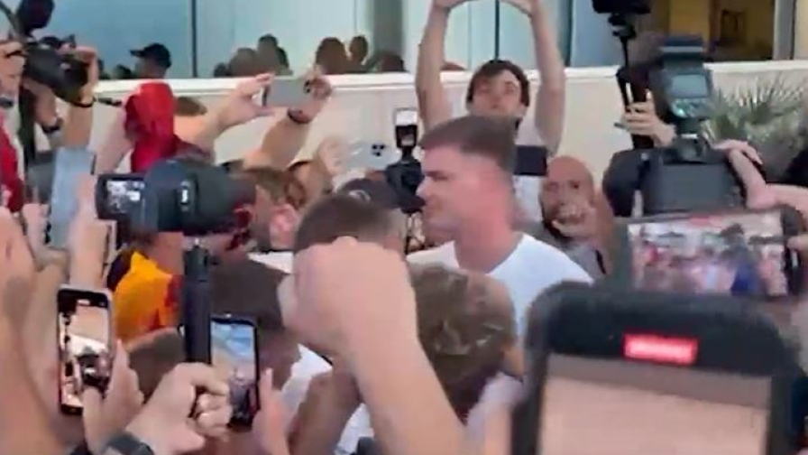 Roma, ecco Ferguson: tifosi scatenati all'arrivo a Ciampino 1 Roma, ecco Ferguson: tifosi scatenati all'arrivo a Ciampino