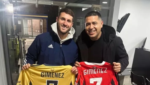 Santi Gimenez e Riquelme si incontrano in Argentina: maglie scambiate e visita alla Bombonera