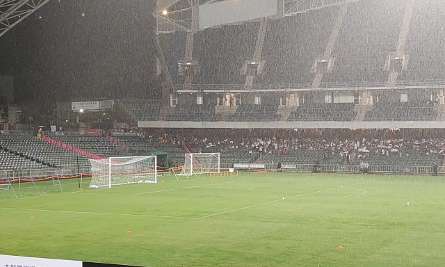 Milan, allenamento sospeso: pioggia e fulmini all'Hong Kong Stadium