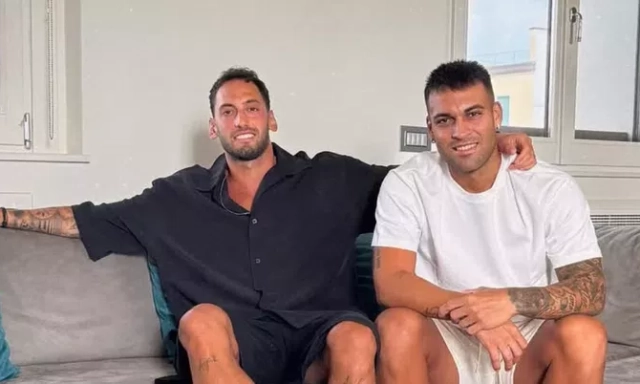 Sorrisi, abbraccio e chiacchierata sul divano: ecco la pace Lautaro-Calhanoglu