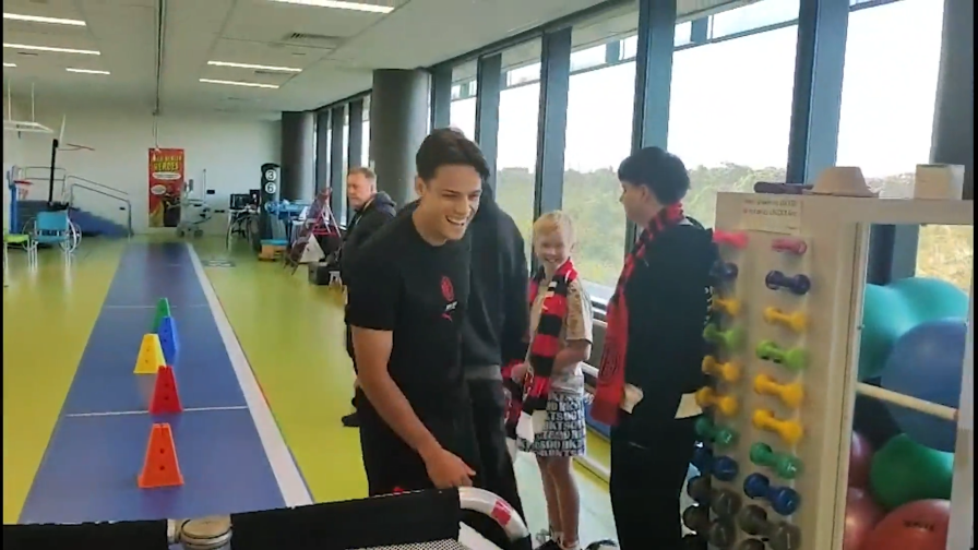 I giocatori del Milan in visita al Perth Children's Hospital