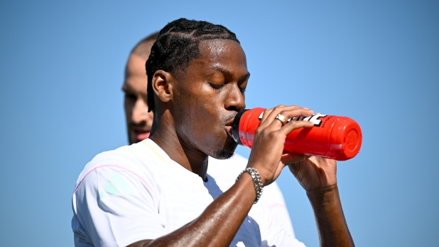 Zero sorrisi, prove di gol e un Cicerone speciale: i primi giorni di Jonathan David alla Juve