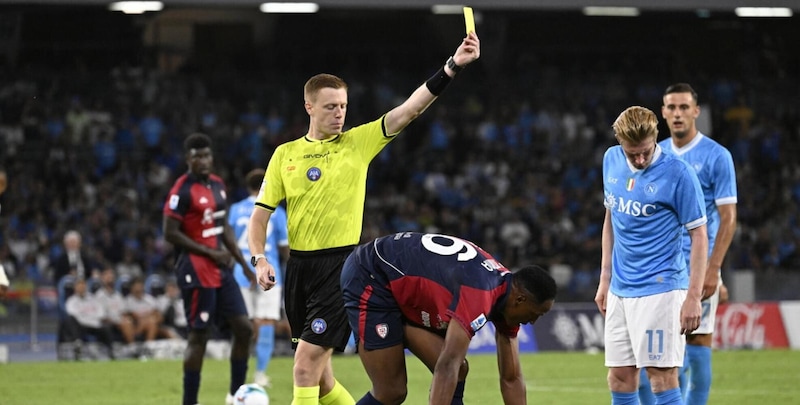 Moviola Napoli-Cagliari, bene Bonacina: corretto il giallo per De Bruyne 15 Moviola Napoli-Cagliari, bene Bonacina: corretto il giallo per De Bruyne