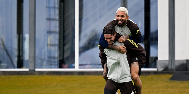 Douglas Luiz e Vlahovic, piovono frecciate social. E i tifosi Juve sbottano