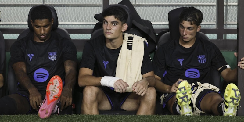 Barcellona, giocatori infuriati: "Viaggio da piccolo club". Cos'&egrave; successo