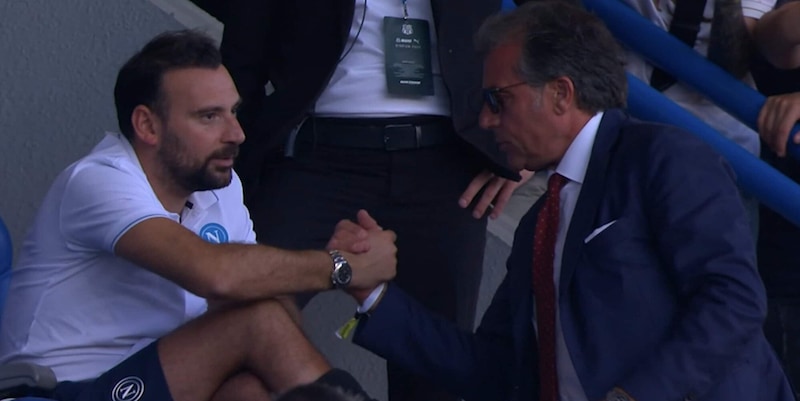 Giuntoli e Manna, baci e abbracci al Mapei: l'incontro scatena i tifosi Juve, social impazziti