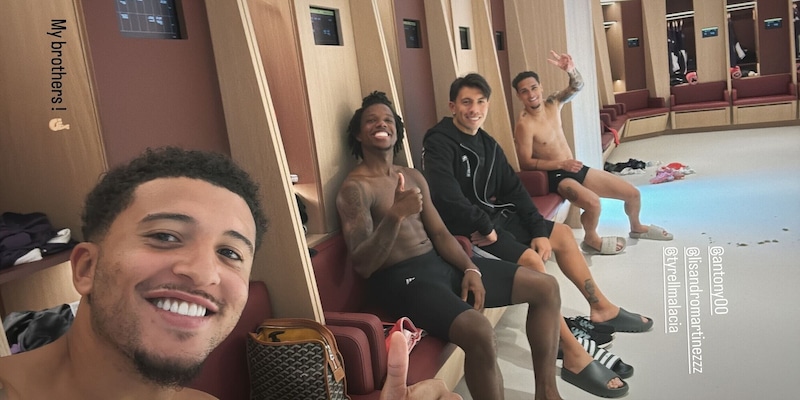 Sancho, niente Roma ma sorrisi con i suoi "fratelli" al Manchester United: la nuova foto social 1 Sancho, niente Roma ma sorrisi con i suoi "fratelli" al Manchester United: la nuova foto social