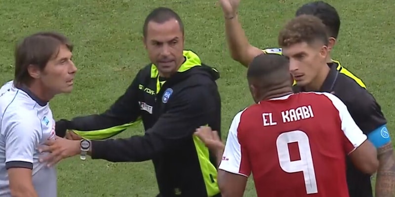 Furia Conte: entra in campo durante Napoli-Olympiacos dopo un fallo. Tensione alle stelle durante l'amichevole