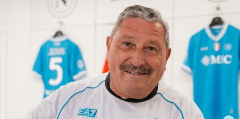 Napoli, lo storico magazziniere Tommaso Starace torna al Maradona: "Non esiste senza di lui" 15 Napoli, lo storico magazziniere Tommaso Starace torna al Maradona: "Non esiste senza di lui"