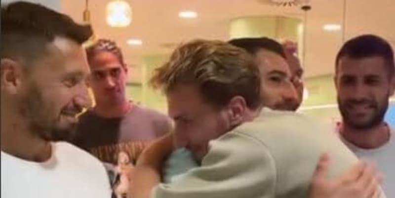 Quell'abbraccio del Bari in aeroporto che ha toccato il cuore di Verreth 14 Quell'abbraccio del Bari in aeroporto che ha toccato il cuore di Verreth