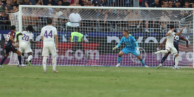 Mandragora illude la Fiorentina, Luperto salva il Cagliari al 94' 1 Mandragora illude la Fiorentina, Luperto salva il Cagliari al 94'
