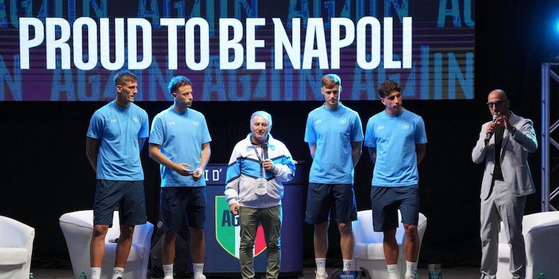 Rrahmani, Lucca, Beukema e Marianucci sul palco: "Napoli, vinciamo ancora" 14 Rrahmani, Lucca, Beukema e Marianucci sul palco: "Napoli, vinciamo ancora"