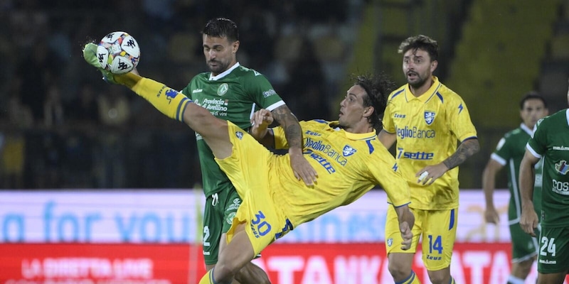 Serie B, festa Frosinone con l'Avellino. Cade il Bari, pari Catanzaro
