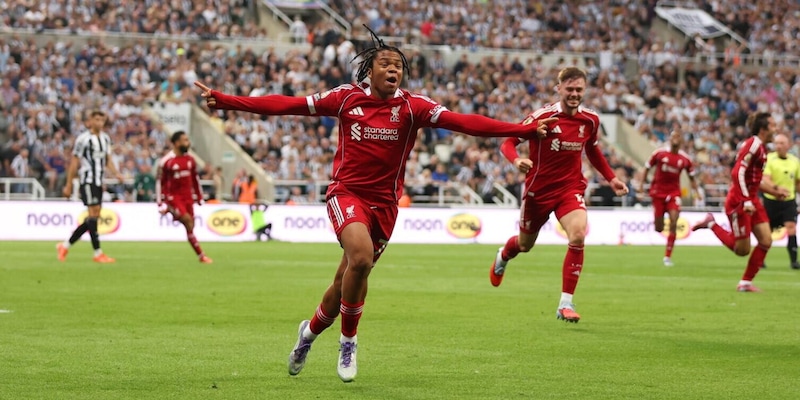 Premier League, pazzo Liverpool: vince a Newcastle grazie a un 16enne e Slot si perde un gol