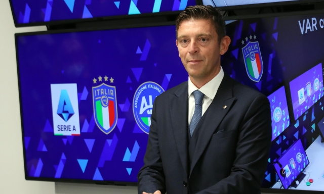 Var spiegata in diretta? Gli arbitri si allenano a parlare ai tifosi: casse da concerto in campo