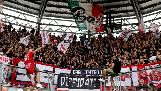 Daspo per cinque tifosi del Bari: aggredirono in autostrada i "rivali" dell'Avellino 1 Daspo per cinque tifosi del Bari: aggredirono in autostrada i "rivali" dell'Avellino