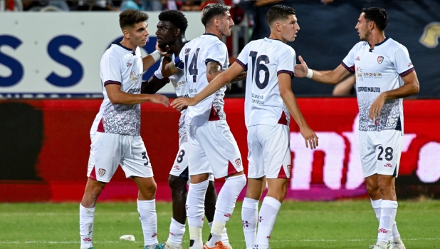 Il Cagliari vince il "Gigi Riva": Adopo firma l'1-0 al Saint Etienne 16 Il Cagliari vince il "Gigi Riva": Adopo firma l'1-0 al Saint Etienne