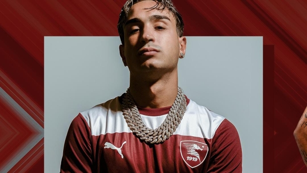Serie C, la Salernitana presenta la nuova maglia con... Capo Plaza! 14 Serie C, la Salernitana presenta la nuova maglia con... Capo Plaza!