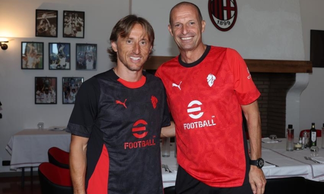 Modric debutta a Milanello, subito a colloquio con Allegri. Il Milan: "Maestro" 16 Modric debutta a Milanello, subito a colloquio con Allegri. Il Milan: "Maestro"