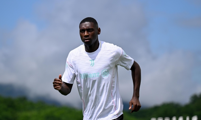 Kolo Muani si allena da solo e aspetta la Juve. Ma c'è sempre l'ostacolo Vlahovic