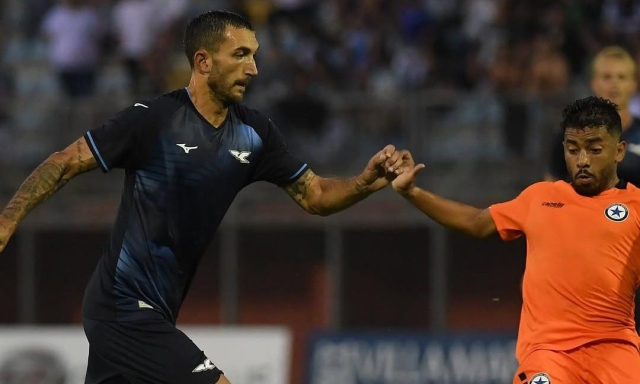 Più calci che calcio: la Lazio batte 2-0 l'Atromitos con Noslin e Pedro. Espulso Castellanos