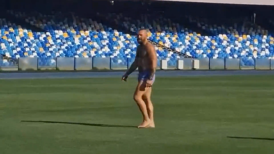 Conor McGregor gioca... al Maradona: tiri e palleggi con i figli