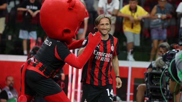 Una prima da sogno al Meazza: applausi per i tutti i nuovi acquisti. Tifosi in delirio per Modric 16 Una prima da sogno al Meazza: applausi per i tutti i nuovi acquisti. Tifosi in delirio per Modric