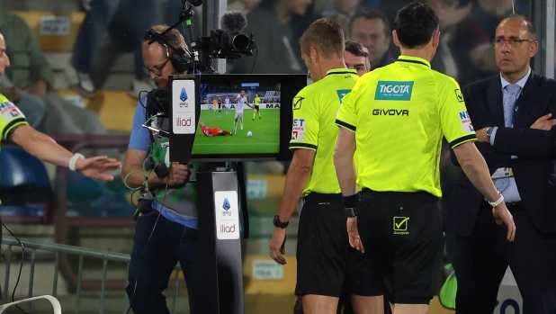 Var spiegata a tutti, più revisioni e solo 8" per i portieri: le novità arbitrali