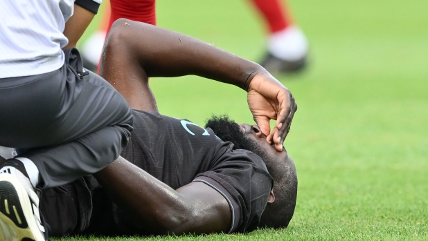 Lukaku, no all'operazione: terapia conservativa per anticipare il rientro. I rischi della scelta