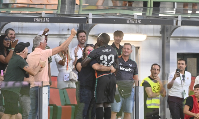 Gol annullati, prodezze e traverse: il Venezia batte il Bari. Sorpresa Carrarese a La Spezia