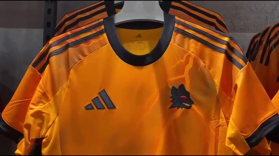 Roma, la seconda maglia è... "colorata" da fulmini: il video